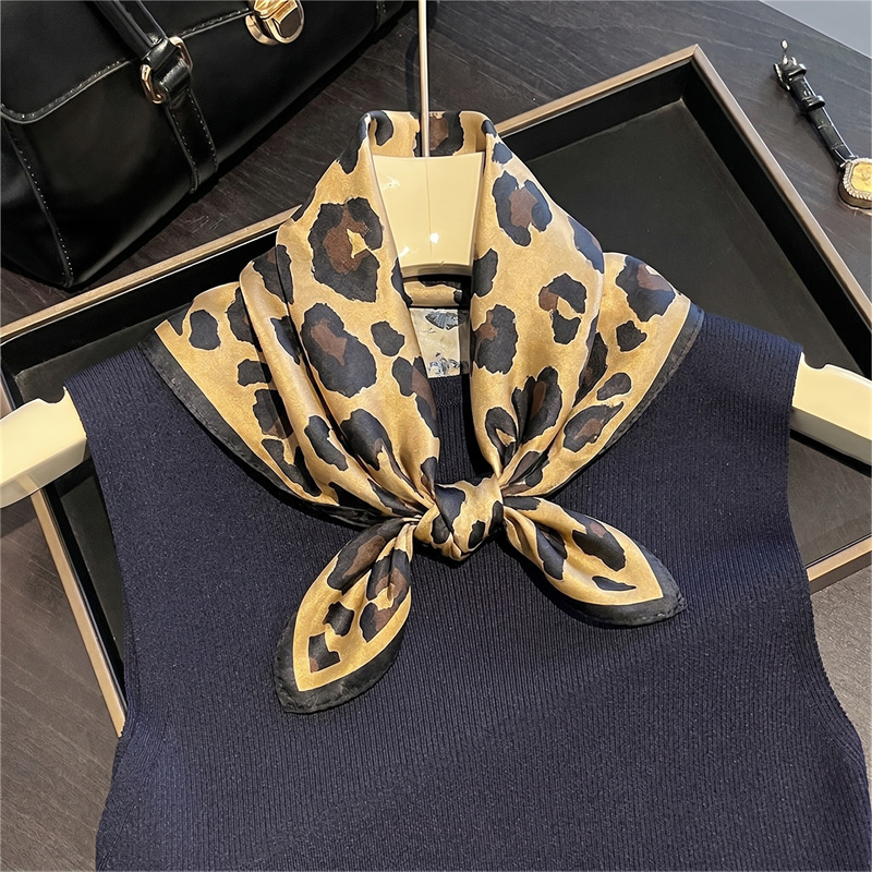 Lenço Quadrado 100% Seda com E - Scarf Silk Square avaliação e preço