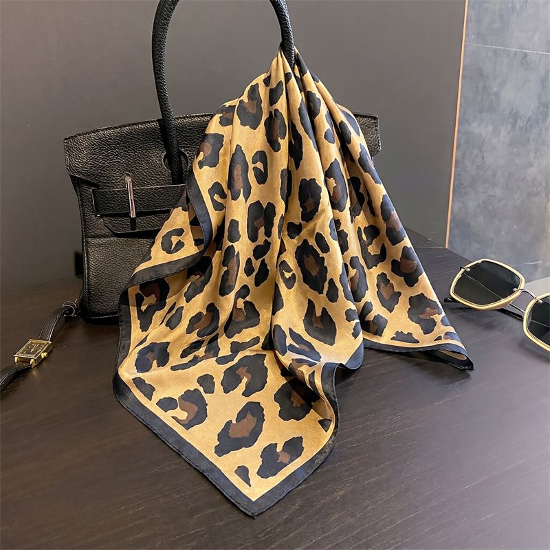 Lenço Quadrado 100% Seda com E - Scarf Silk Square avaliação e preço
